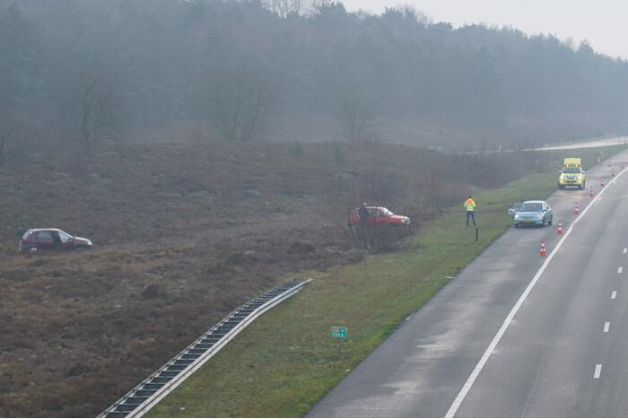 Twee auto's vliegen van de snelweg af door gladheid