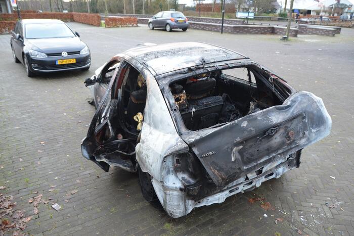 Auto volledig uitgebrand