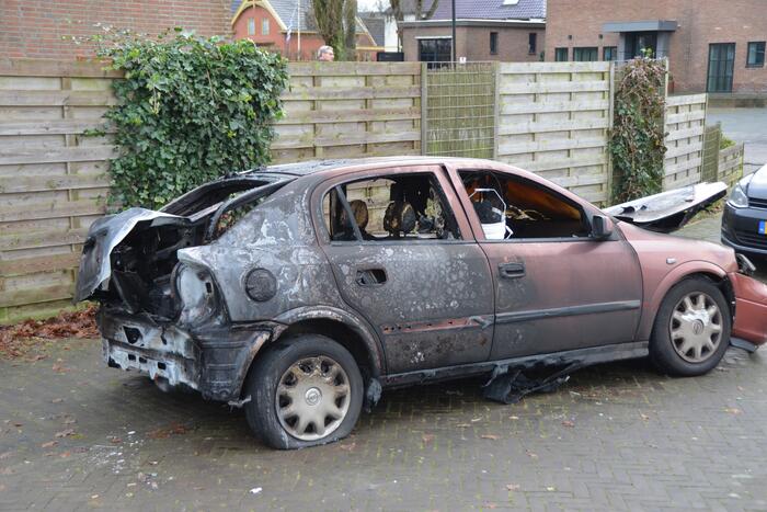 Auto volledig uitgebrand
