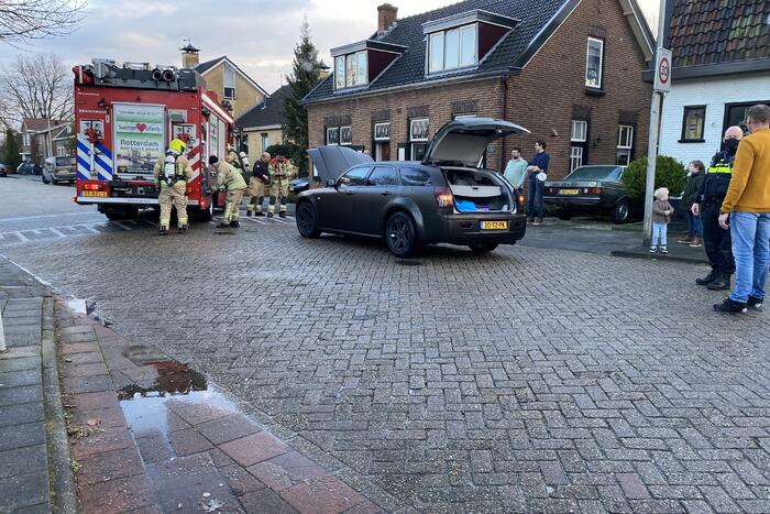 Auto vliegt in brand tijdens het rijden