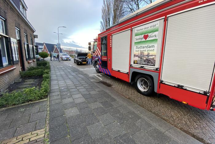 Auto vliegt in brand tijdens het rijden