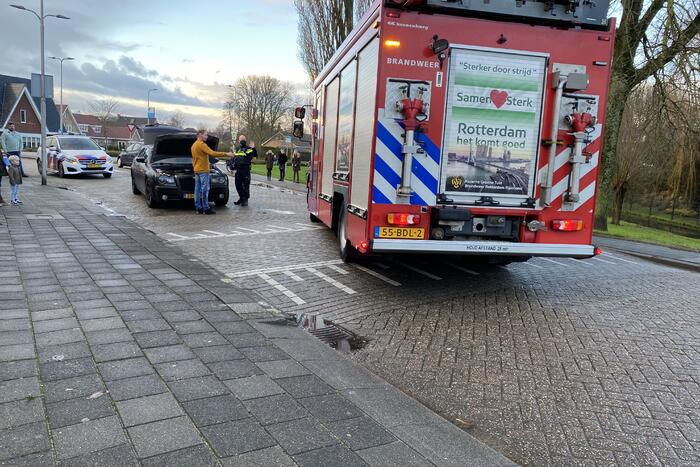 Auto vliegt in brand tijdens het rijden