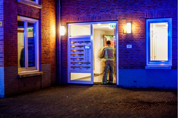 Deur opgebroken vanwege vlam in de pan