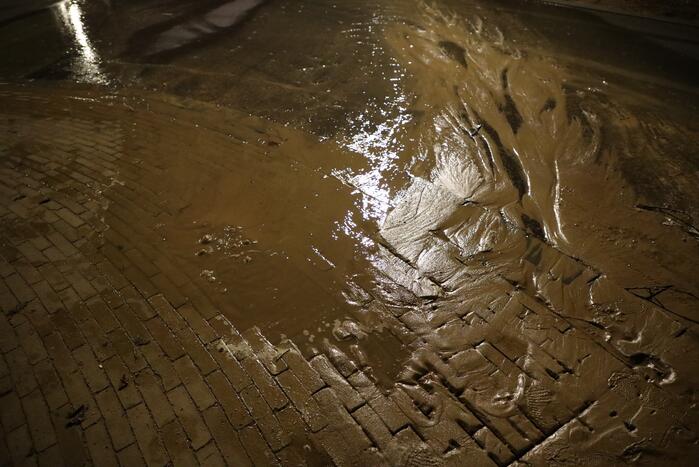 Stoep zakt weg door fors waterlek