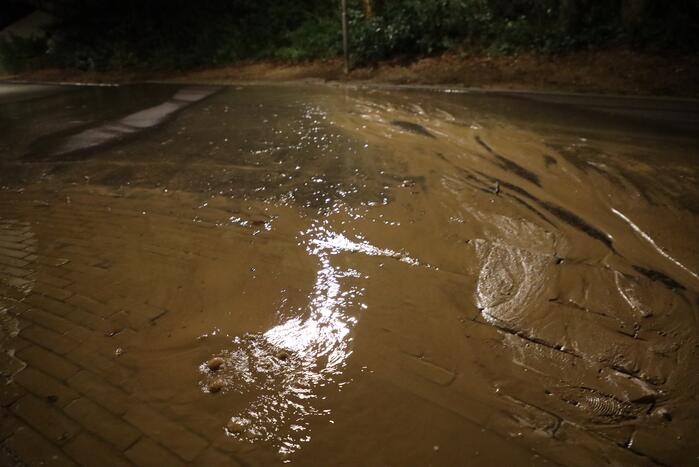 Stoep zakt weg door fors waterlek