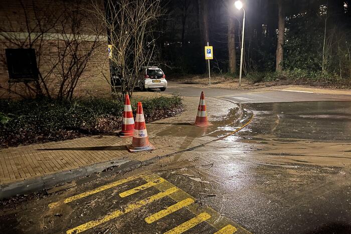 Stoep zakt weg door fors waterlek