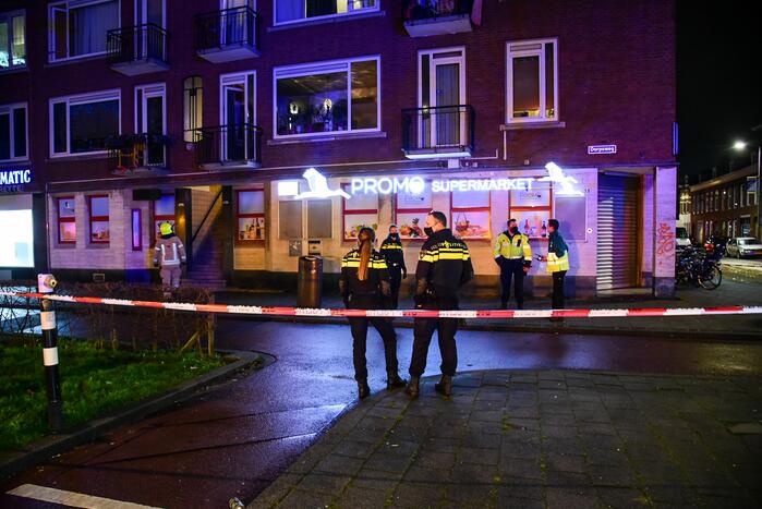 #Rotterdam Bewoner ademt rook in bij keukenbrand Dorpsweg - S102 Rotterdam.