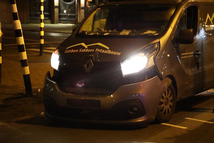 Bestelbus komt tot stilstand tegen verkeerslicht