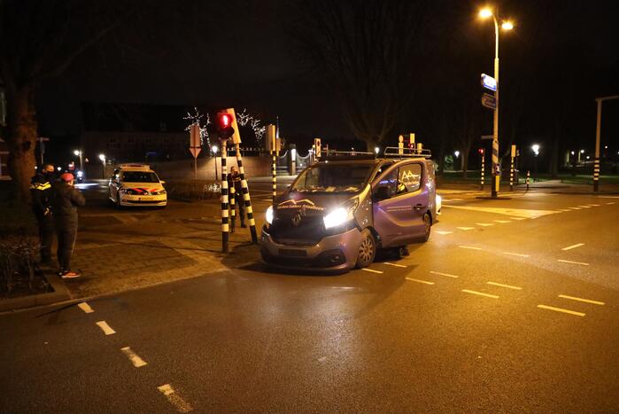 Bestelbus komt tot stilstand tegen verkeerslicht
