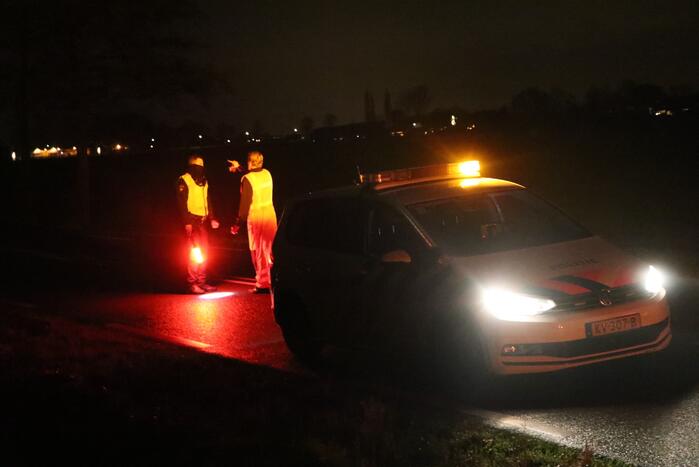 Auto belandt op dak in sloot