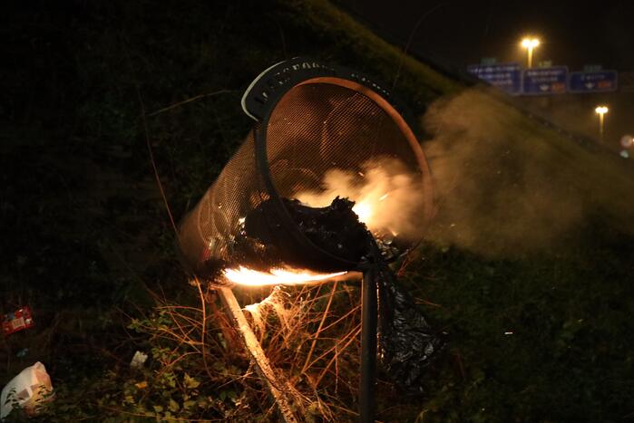 Brandweer blust brandende blikvanger