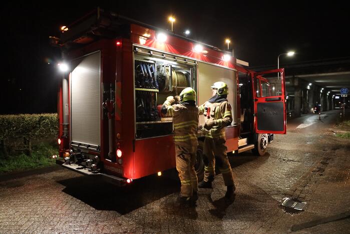 Brandweer blust brandende blikvanger