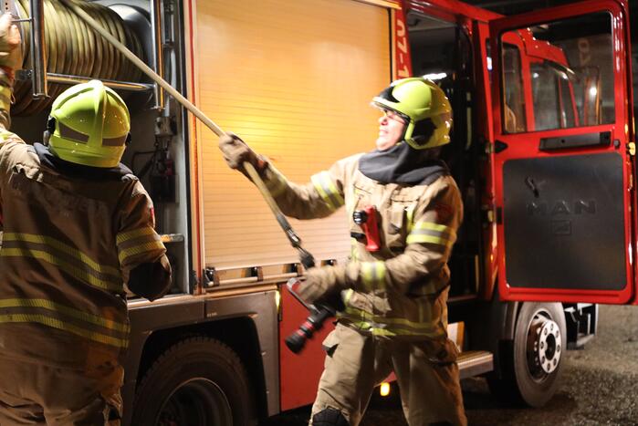 Brandweer blust brandende blikvanger