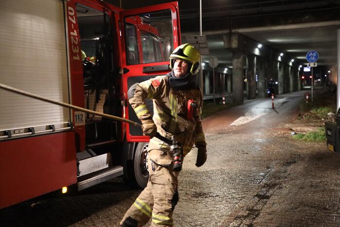 Brandweer blust brandende blikvanger