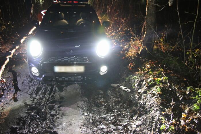 Auto rijdt zich vast in de modder