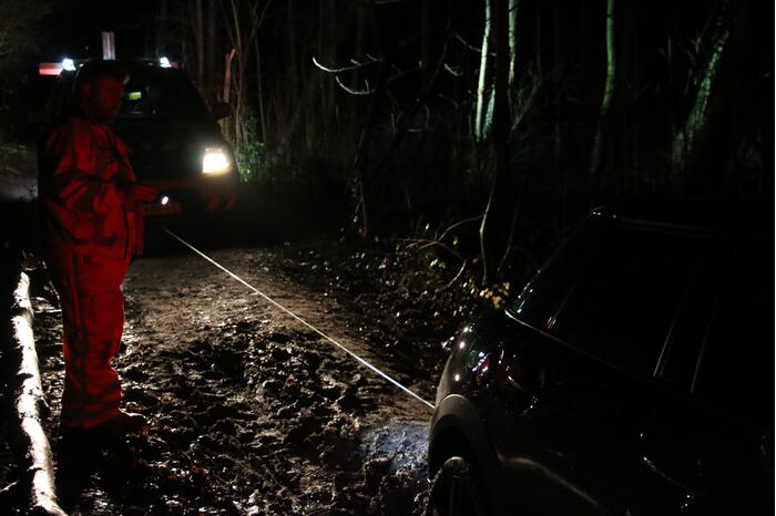 Auto rijdt zich vast in de modder