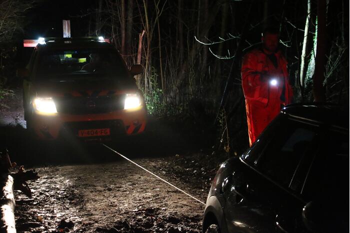 Auto rijdt zich vast in de modder