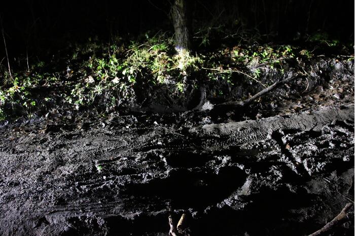 Auto rijdt zich vast in de modder