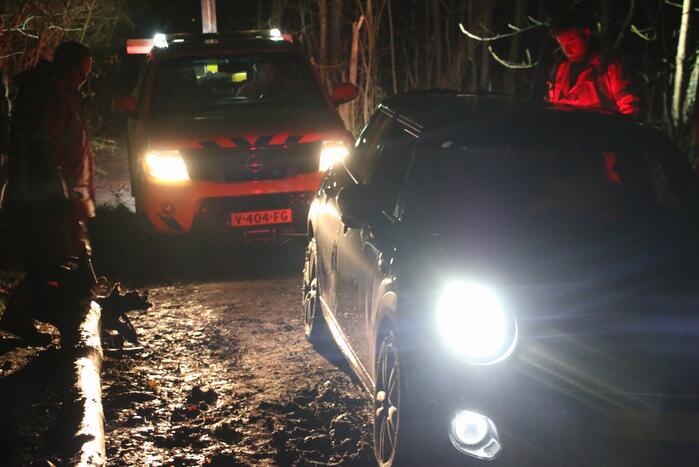 Auto rijdt zich vast in de modder