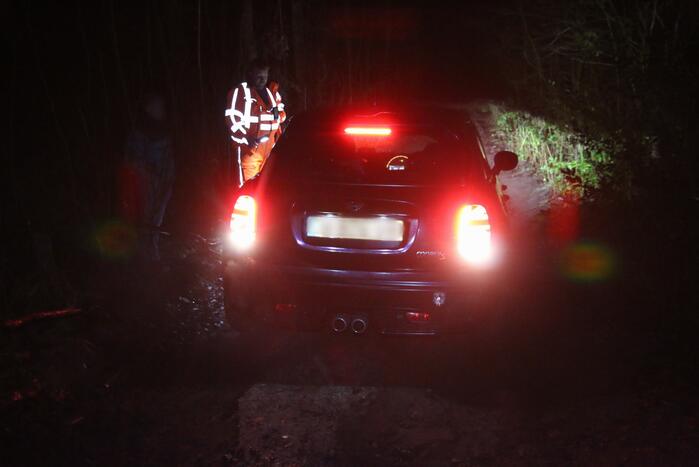 Auto rijdt zich vast in de modder