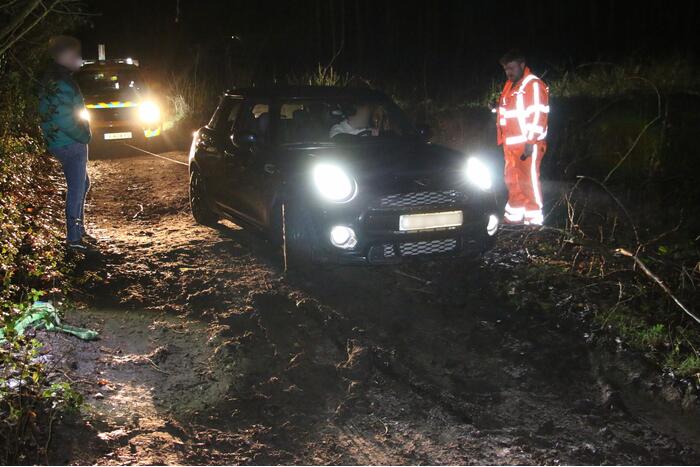 Auto rijdt zich vast in de modder