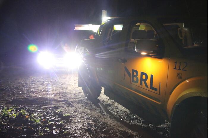 Auto rijdt zich vast in de modder