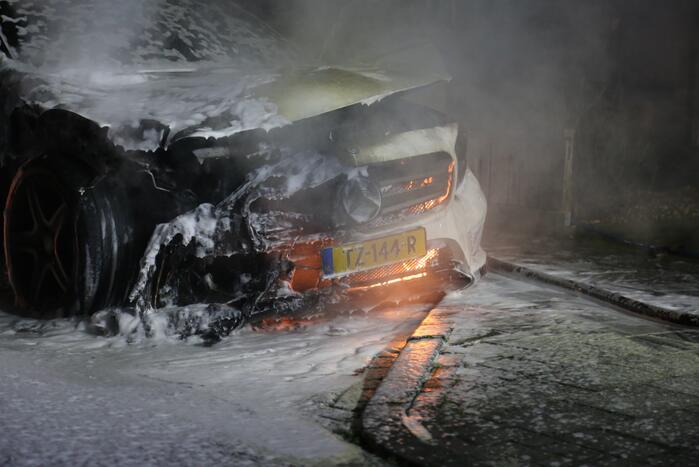 Auto verwoest door brand in motorcompartiment