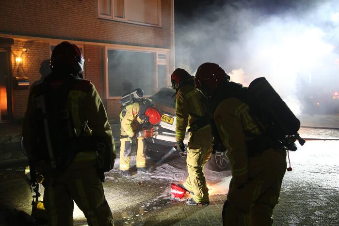 Auto verwoest door brand in motorcompartiment