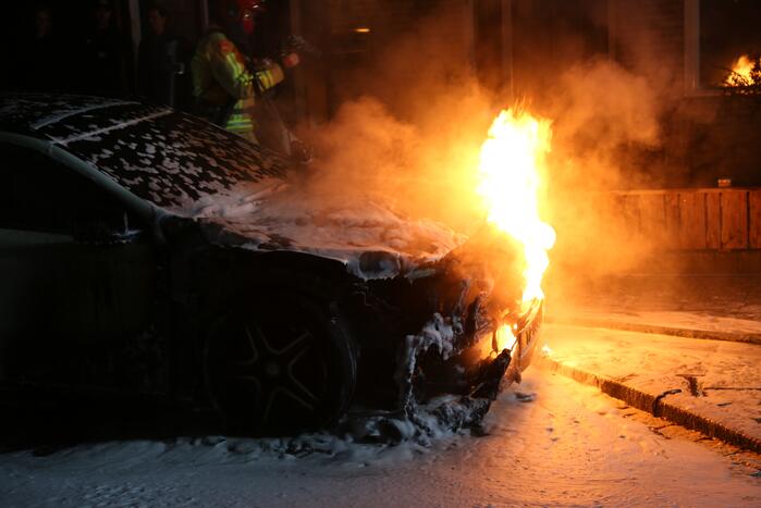 Auto verwoest door brand in motorcompartiment