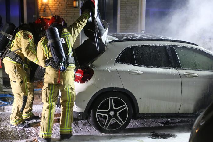 Auto verwoest door brand in motorcompartiment