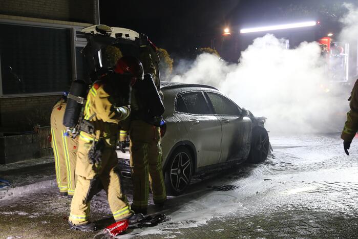 Auto verwoest door brand in motorcompartiment