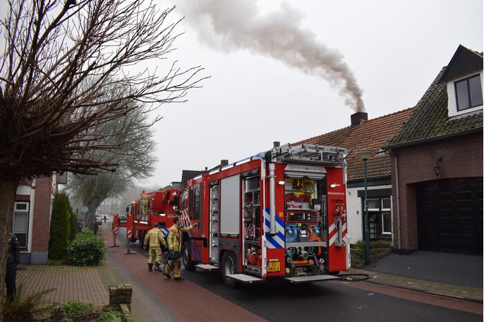 Brand in schoorsteen slaat over naar dak