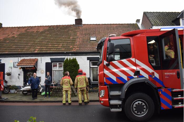 Brand in schoorsteen slaat over naar dak
