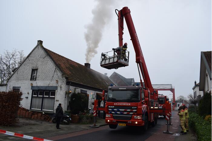 Brand in schoorsteen slaat over naar dak