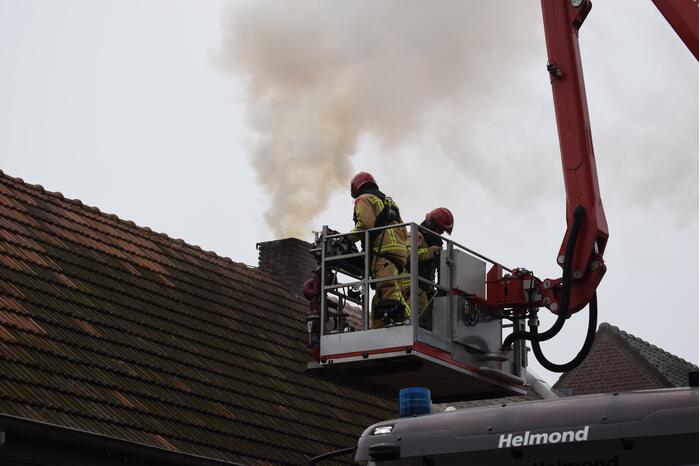 Brand in schoorsteen slaat over naar dak