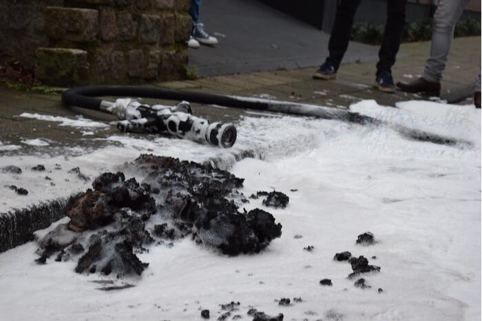 Brand in schoorsteen slaat over naar dak