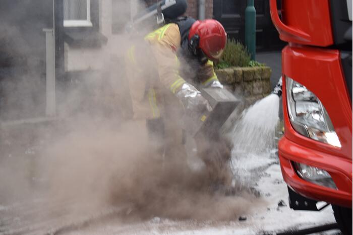 Brand in schoorsteen slaat over naar dak
