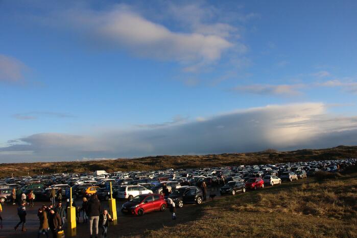 Mega drukte op strand ondanks maatregelen