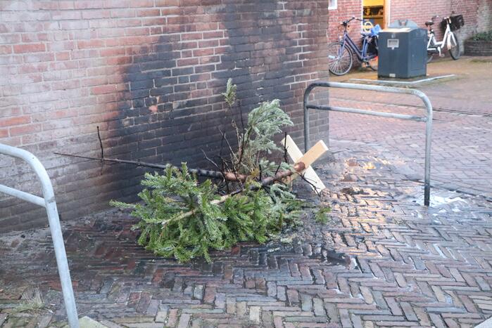 Pand loopt schade op door verbrande kerstbomen