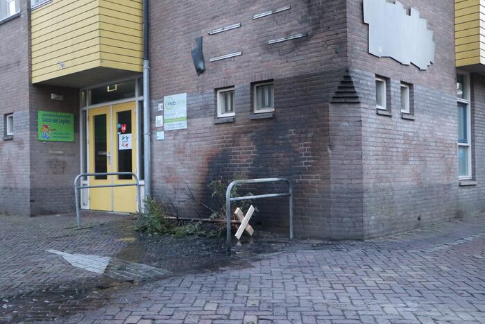 Pand loopt schade op door verbrande kerstbomen