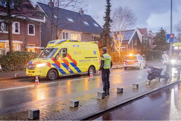 Twee opzittenden scooter gaan onderuit