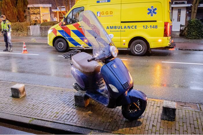 Twee opzittenden scooter gaan onderuit