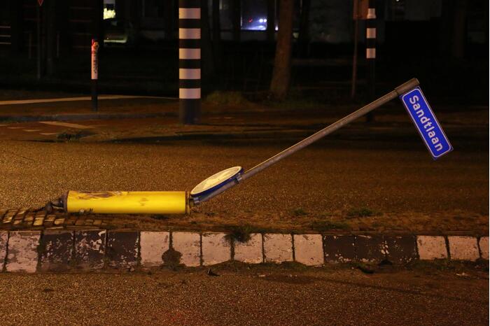 Aanrijding na door rood, zwangere vrouw naar ziekenhuis