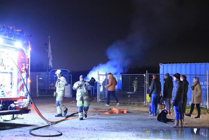 Bouwcontainer in brand gestoken