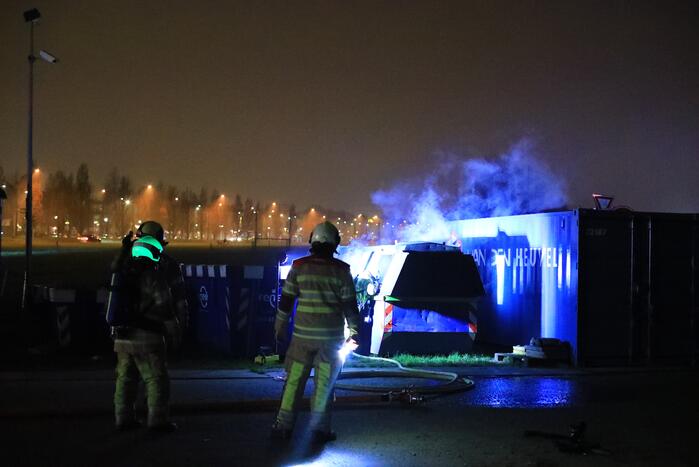 Bouwcontainer in brand gestoken