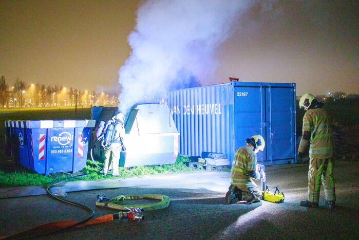 Bouwcontainer in brand gestoken