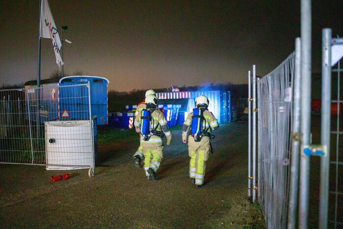 Bouwcontainer in brand gestoken