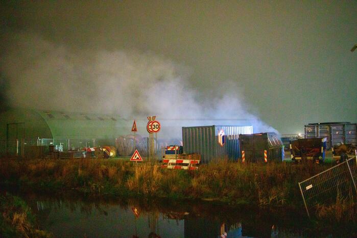 Bouwcontainer in brand gestoken