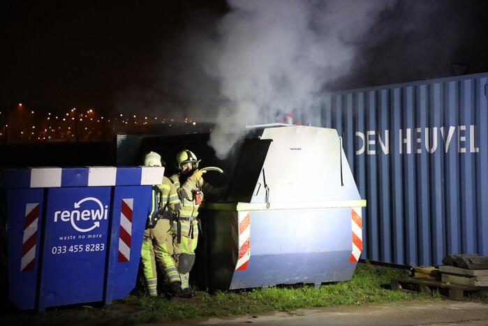 Bouwcontainer in brand gestoken