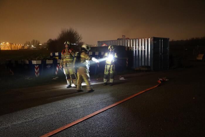 Bouwcontainer in brand gestoken
